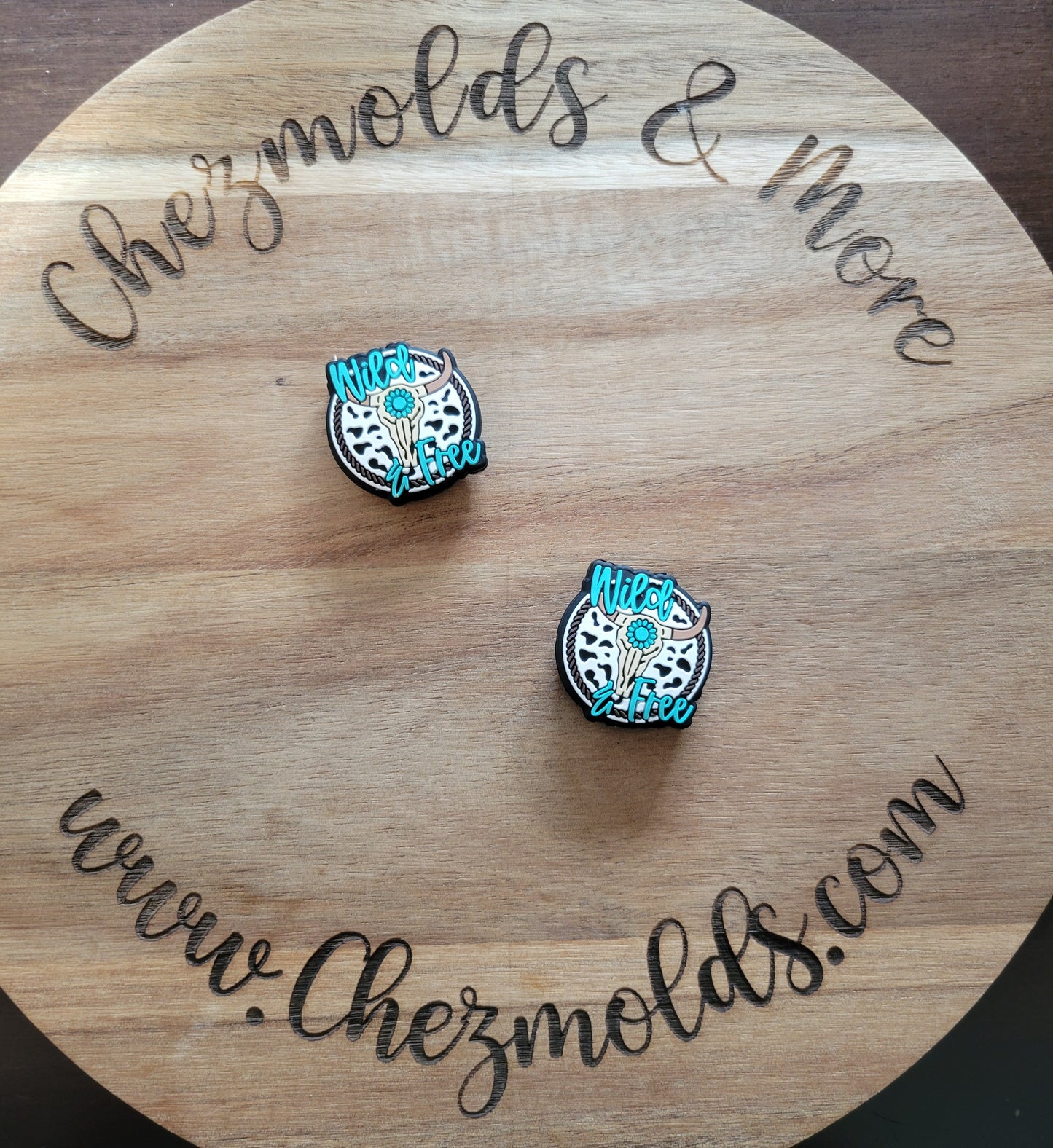 wild and free skull in middle- Silicone focal Bead