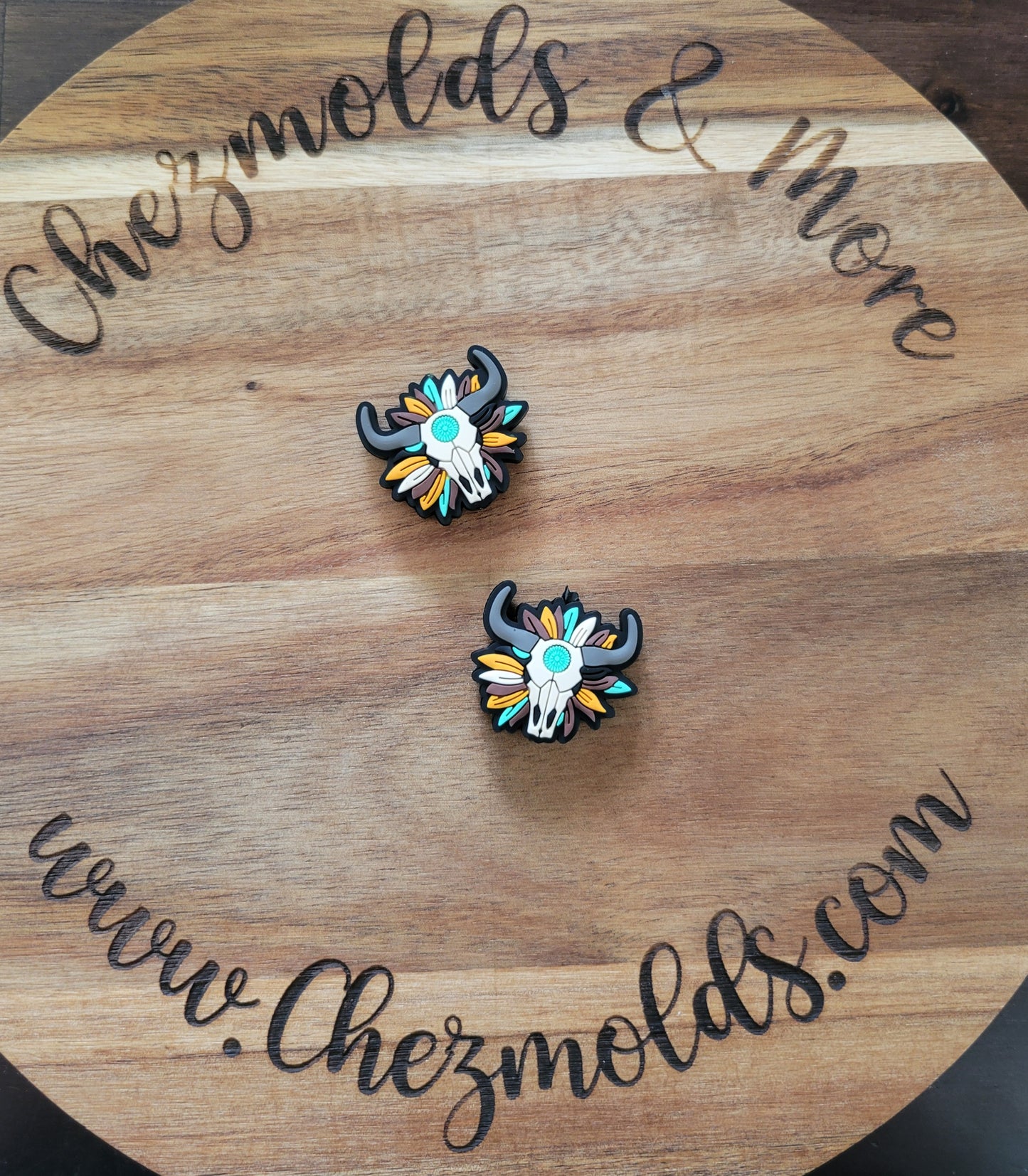 western sunflower skull in middle- Silicone focal Bead