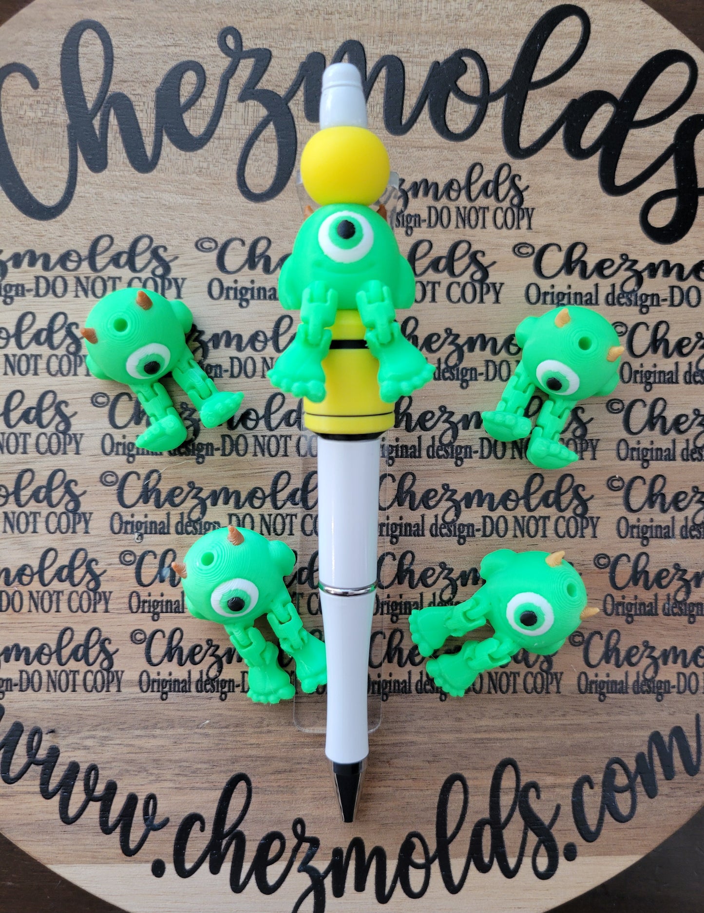 CE 3d printed focal bead- Green one eyed monster kicker ( flexy feet )