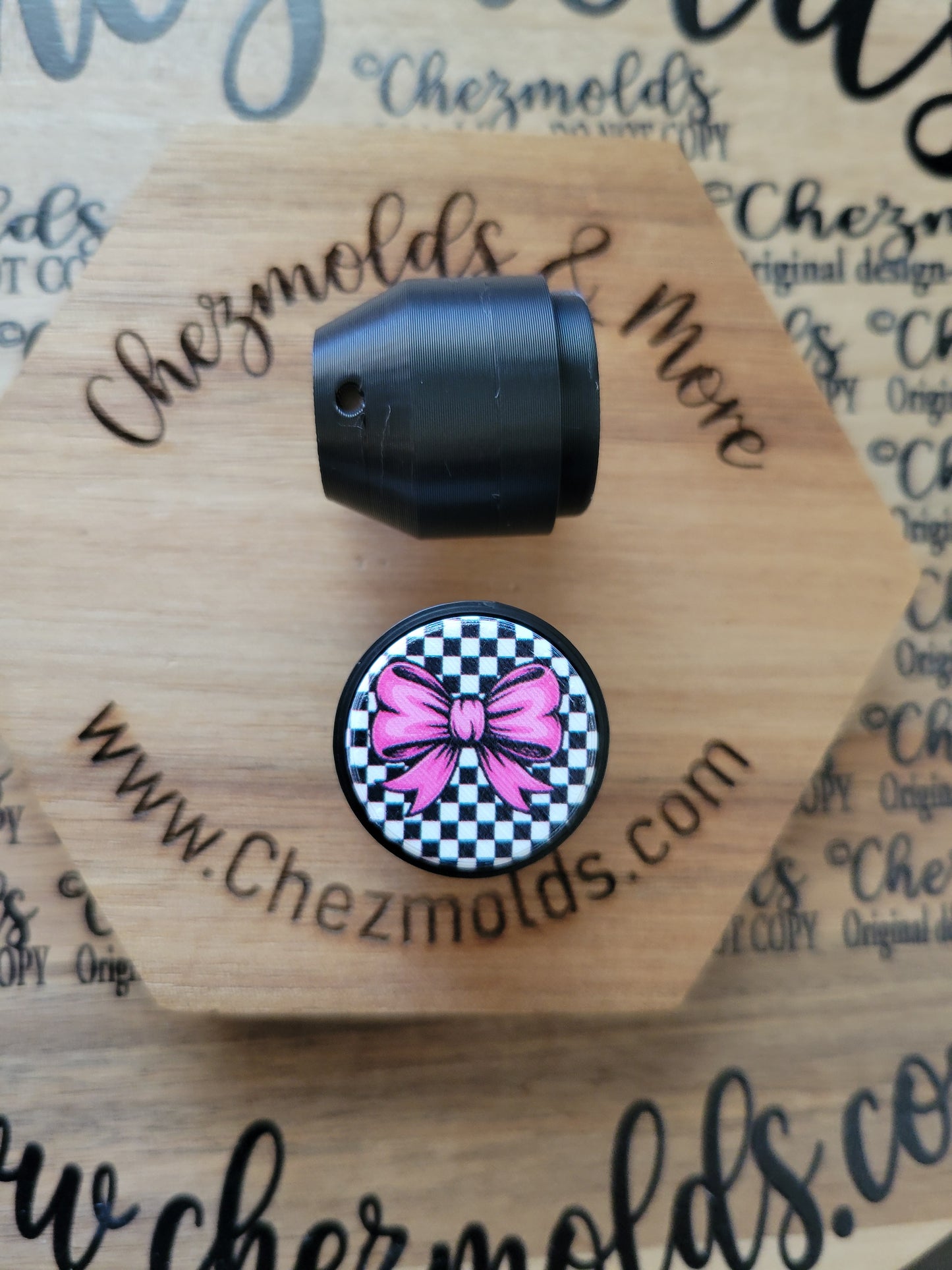 CE 3d printed Clicky button- focal Bead-checkered bow