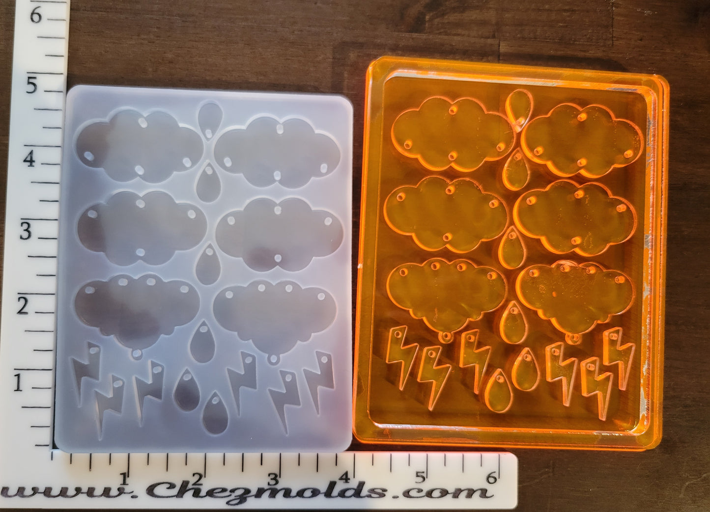 Cloud with drops and bolts pallet