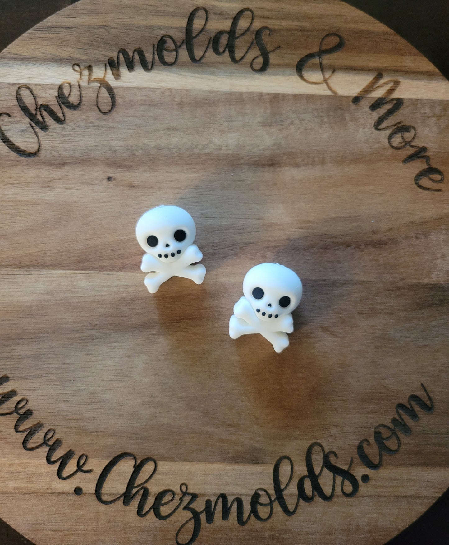 3d skull and crossbones ( glows)- Silicone focal Bead