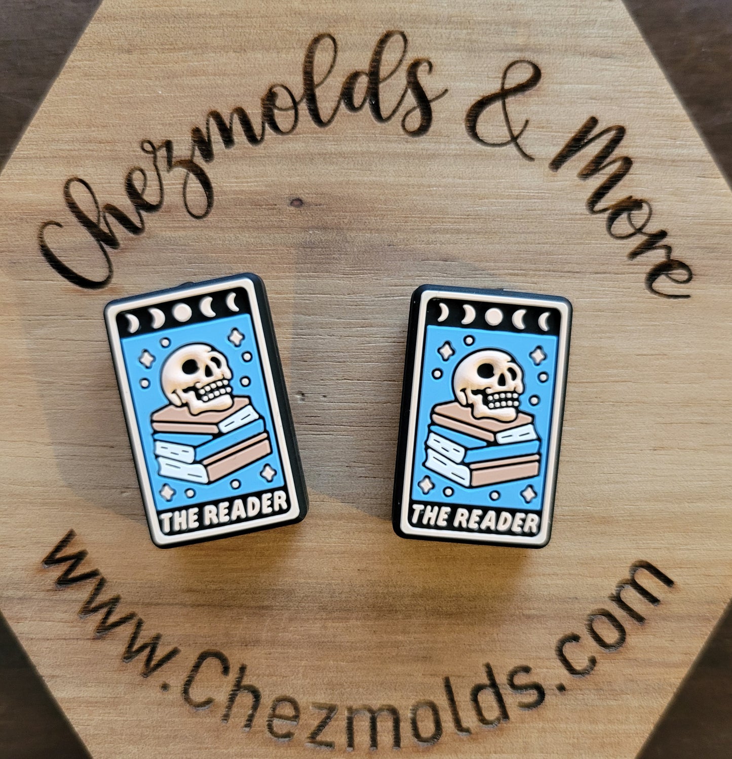 the reader tarot skull- Silicone focal Bead