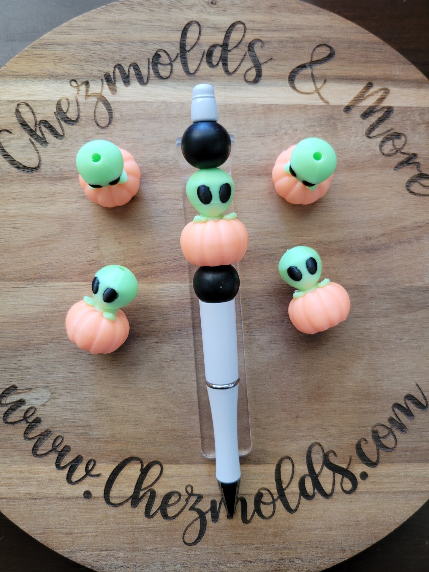 CE 3d printed focal Bead-GLOWING alien in pumpkin