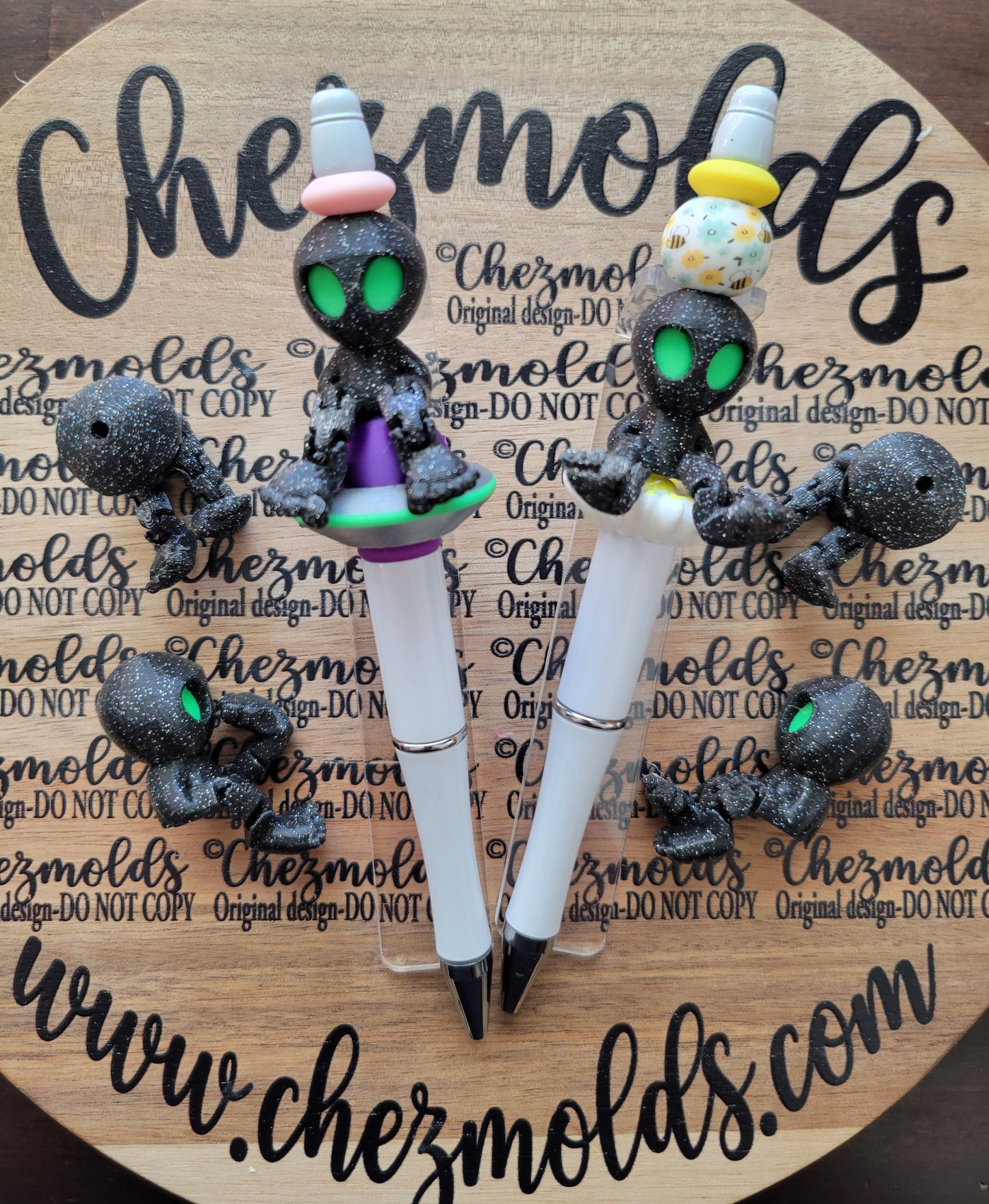 CE 3d printed focal bead-LIMITED RUN- Holographic glitter alien kicker ( flexy feet )