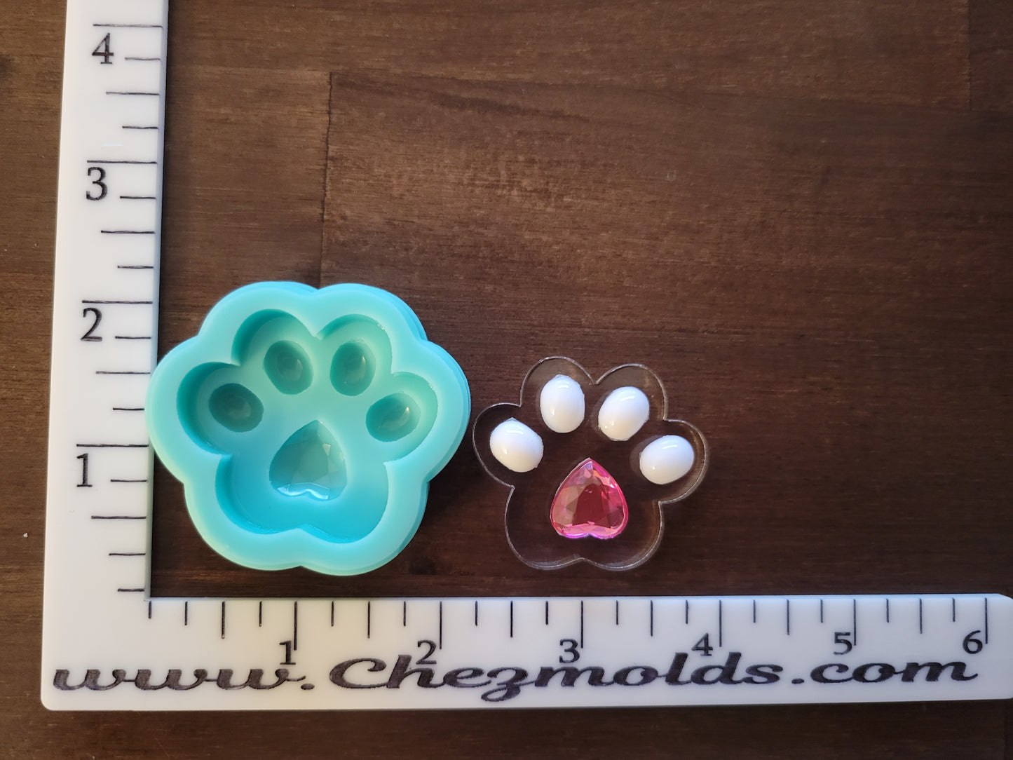 Med paw with faceted pad