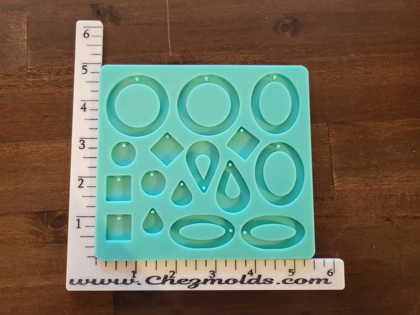 Shaped earring pallet