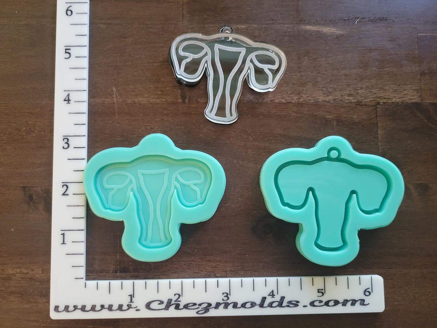 Uterus keychain shaker with lid