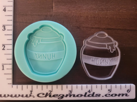 Pooh honey pot badge/keychain size