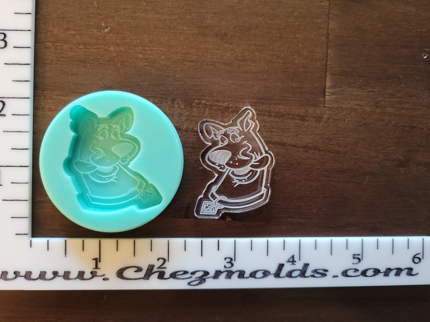 Scooby phone grip/badge