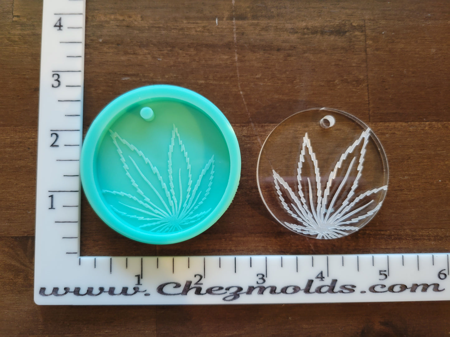 round detailed leaf keychain